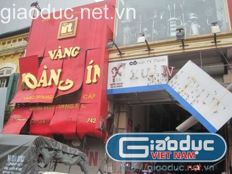 Hiện trường vụ nổ mìn tại tiềm vàng trên phố Nguyễn Thái Học.